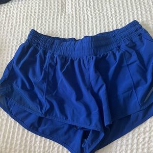 Lululemon 2.5” hotty hot shorts
